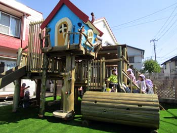 園庭に設置された真新しい遊具で遊ぶ園児たち