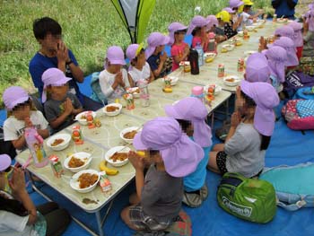 給食のカレーライスを食べる５歳児達