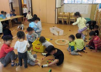 ５歳児の保育室で、１歳児と５歳児が一緒に遊ぶ様子