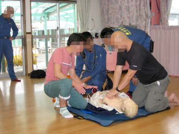 保護者による訓練用AEDを使用した心肺蘇生術の体験