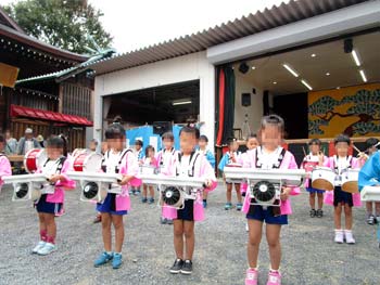 是政八幡神社境内で鼓隊の演奏を披露する園児たち