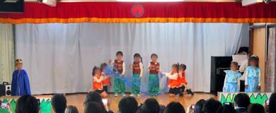 舞台上で演技する５歳児たち