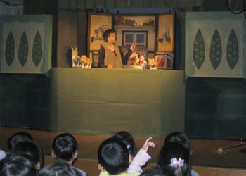 人形劇の舞台を子どもの頭越しに撮影