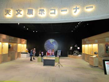 博物館内プラネタリウム入口の風景