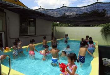 異年齢の子ども達が一緒にプールで楽しんでいる模様