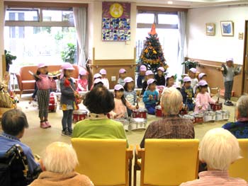 施設利用者を前に器楽演奏を披露する５歳児たち