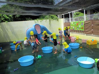 水遊びを楽しむ園児たち
